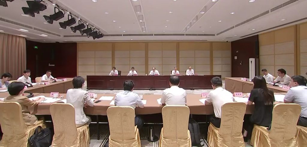 Secretary Peng Jiaxue chairs the symposium on the supervision of deputy representative proposals at Ningbo Municipal Committee.